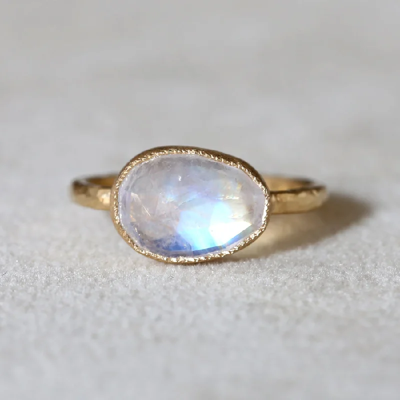 2.85ct egg shape Rianbow Moonstone Ring